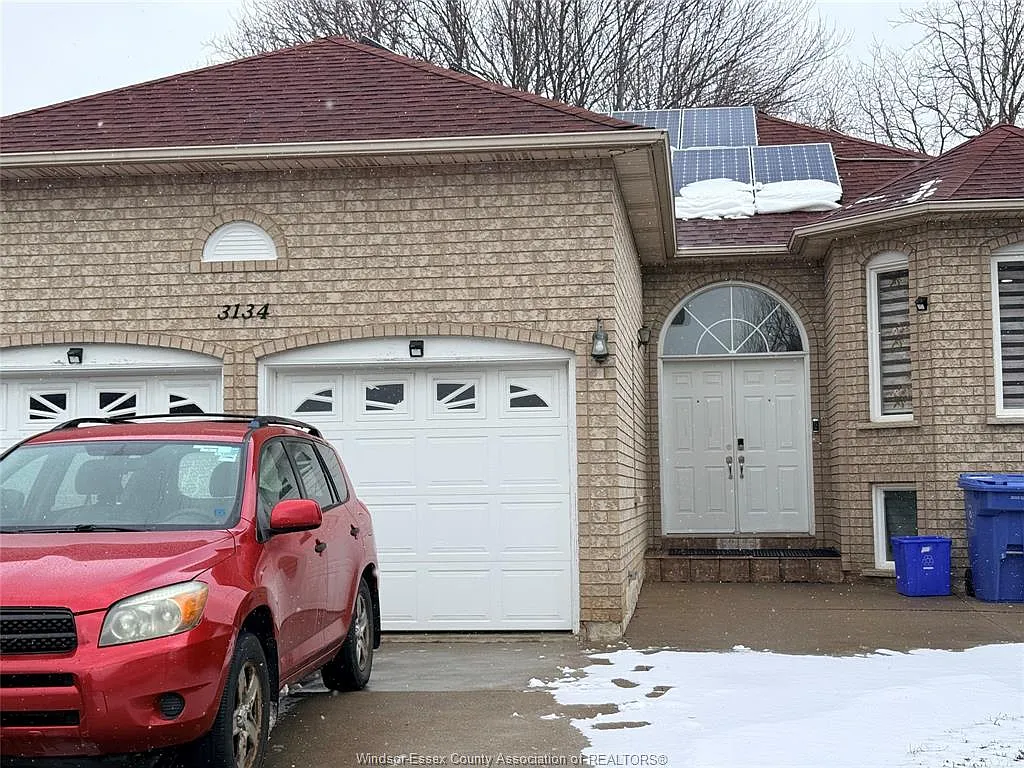 3134 Fletcher Cres photo 1