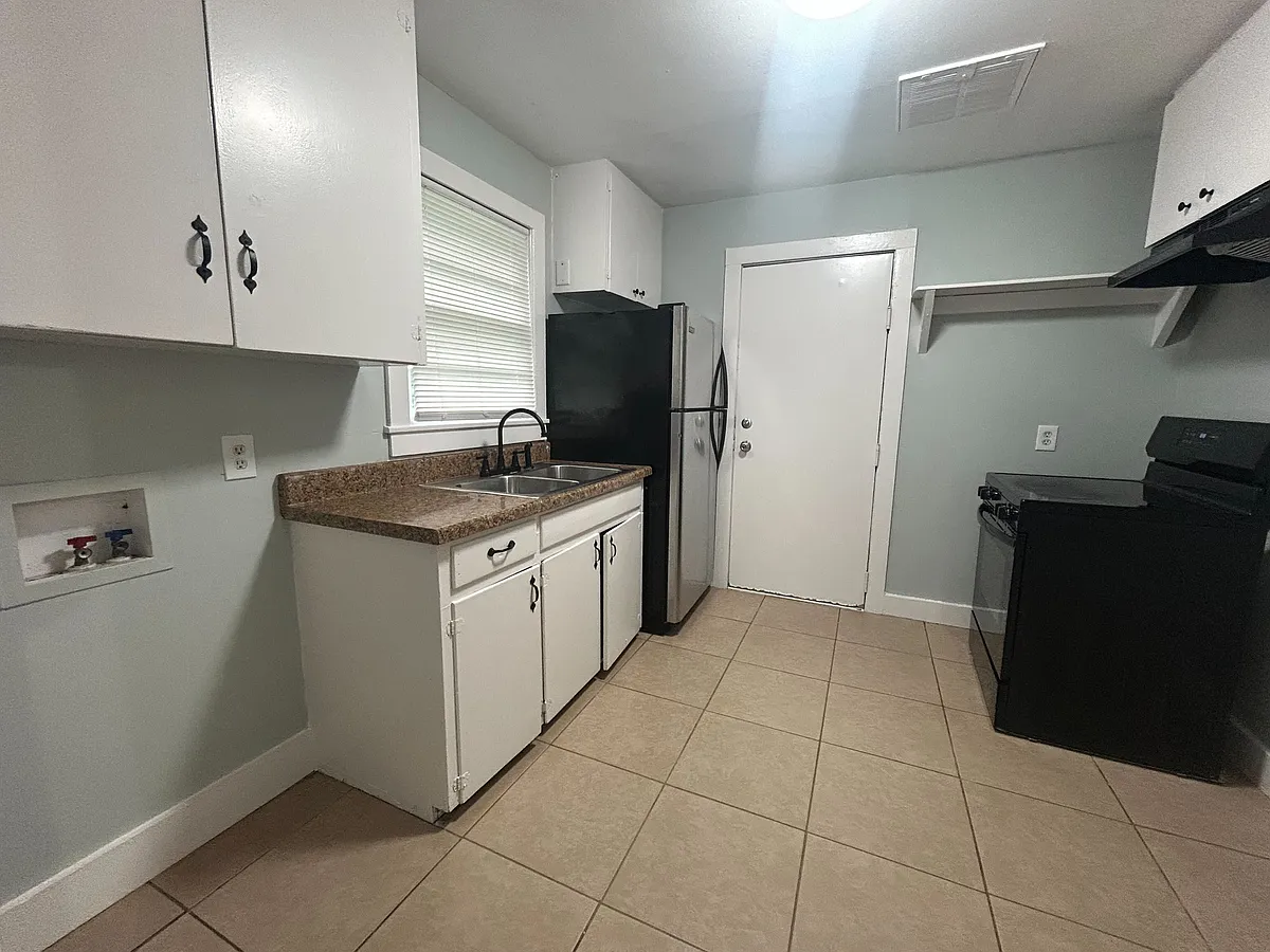 Building Photo - 524 W 47th St #A