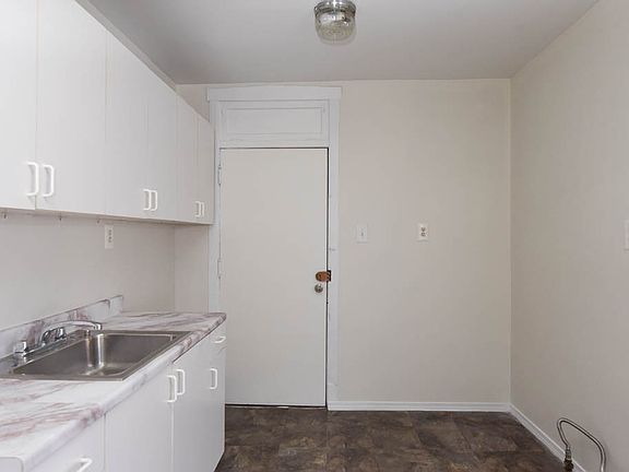 2nd image of 4017 W Melrose St #S4