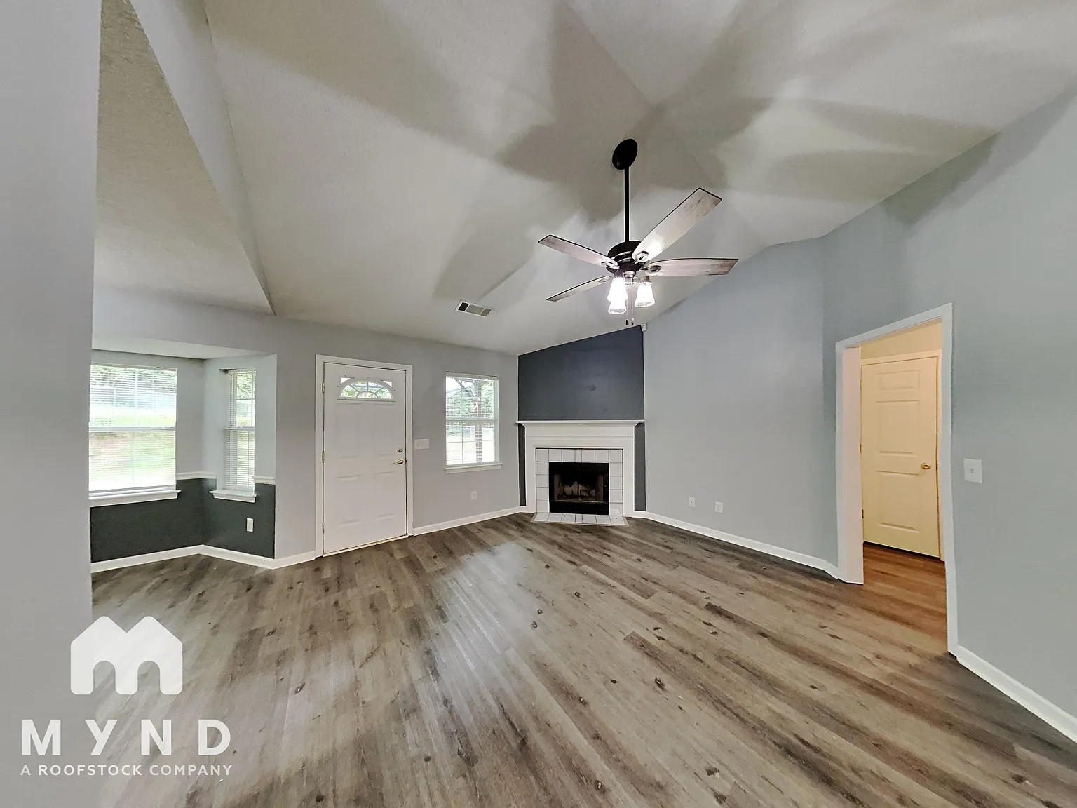 3 bed, 2.0 bath, 1315 sqft — Photo 3