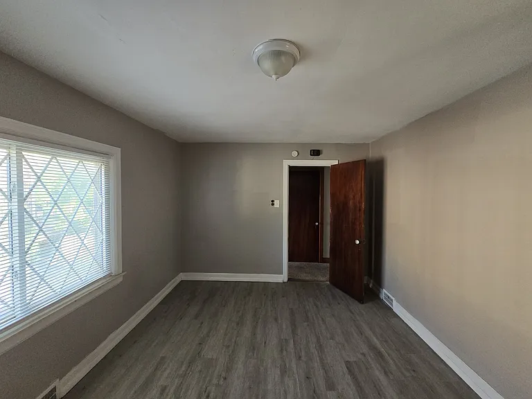 9657 E Outer Dr #1 — Photo 23