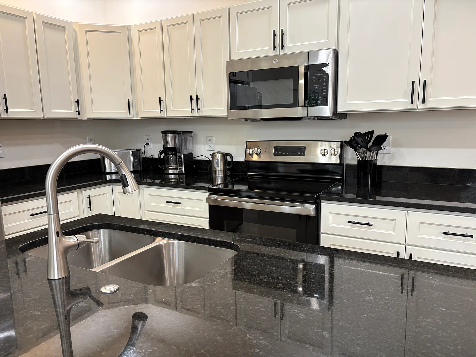 3 bed, 2.5 bath, 1430 sqft, $2,650 — Photo 3