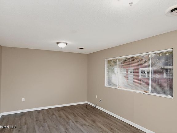 4th image of 346 Queen Theresa Ln
