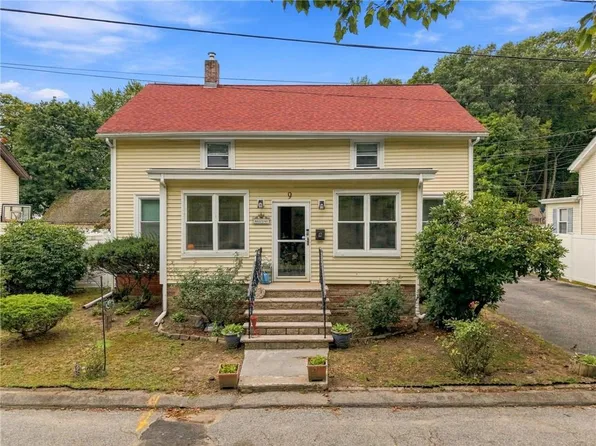 9 Pond Ave, Lincoln, RI 02865