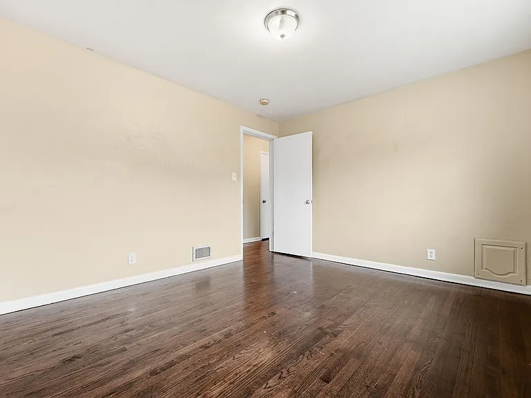 1717 Clinton St — Photo 10