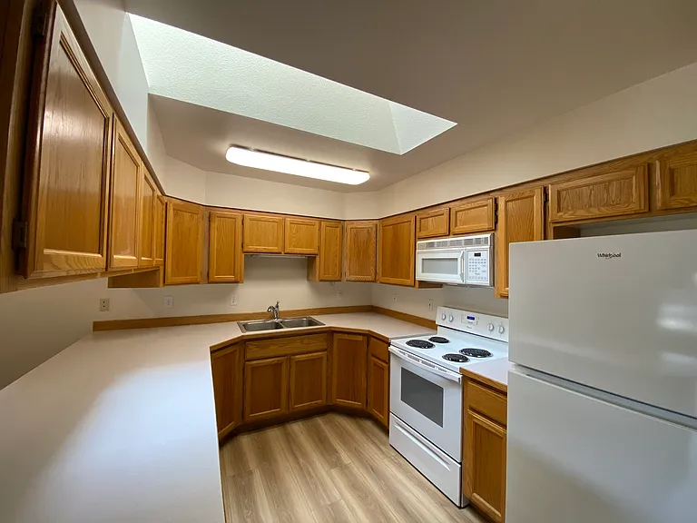 905 SE Stratford Ct — Photo 7