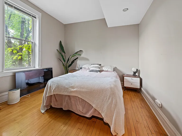 2335 N Oakley Ave #2 — Photo 4