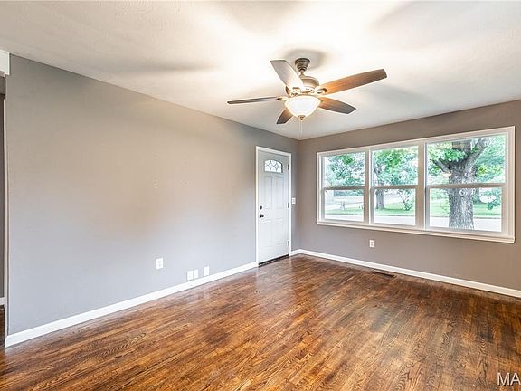 5th image of 904 N Middle St