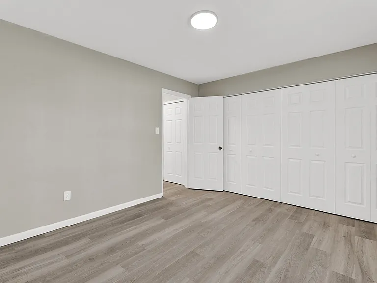 Pierre Manor Apartments — Photo 14