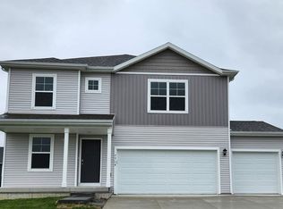 7714 Crossroads Dr SW, Cedar Rapids, IA 52404