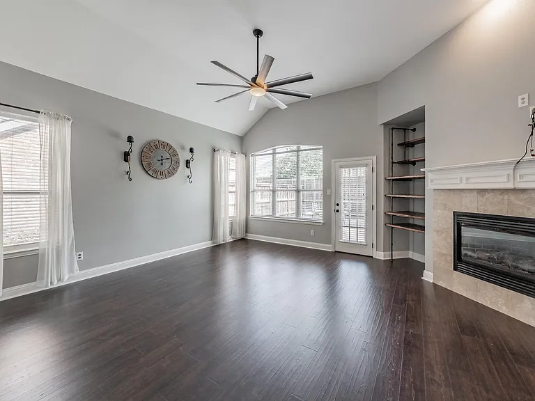 4548 Shamrock Dr — Photo 4