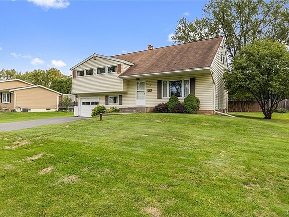 3rd image of 18 Huckleberry Ln