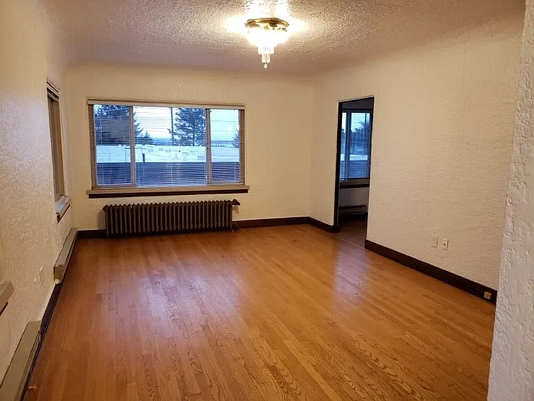 4435 Phinney Ave N — Photo 30