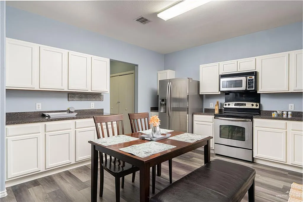 3 bed, 2.5 bath, 2182 sqft, $2,250 — Photo 4