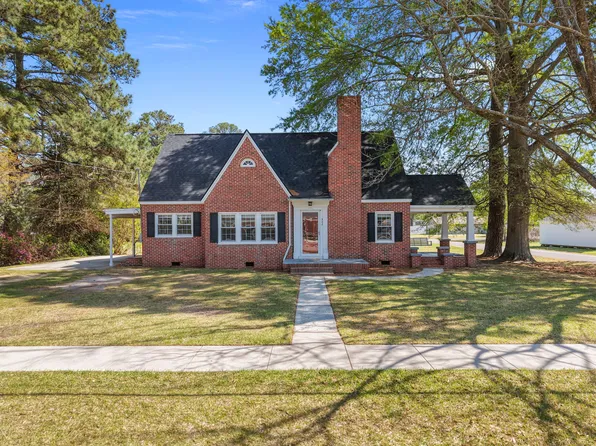 302 W Main St, Selma, NC 27576