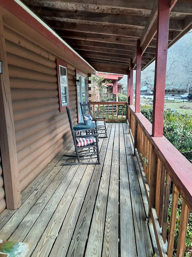$1,100 - 2 Bedroom / 1 Bath Partially Furnished Log Cabin Near Cherokee — Photo 2