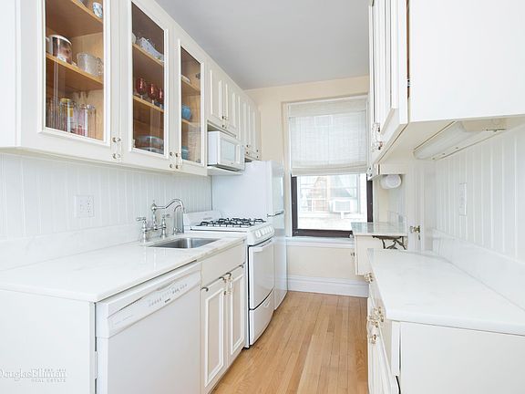 4th image of 40 W 77th St #1C