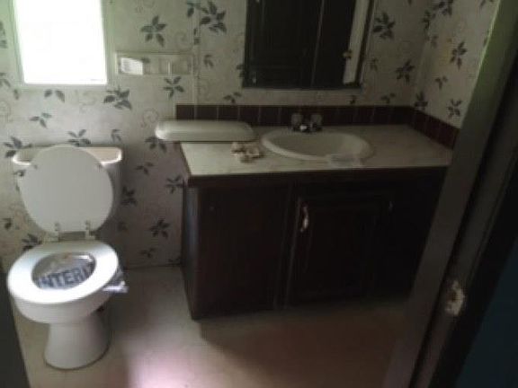 3rd image of 827 Powers Blvd