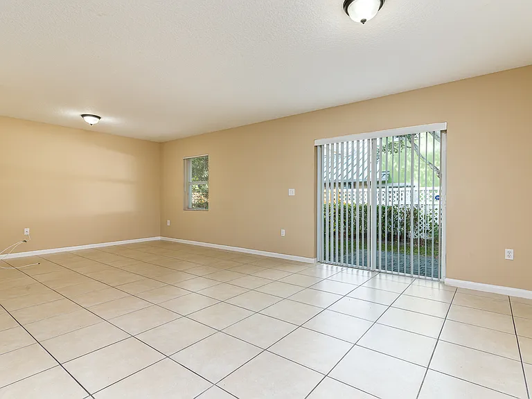 959 SW 15th St — Photo 5