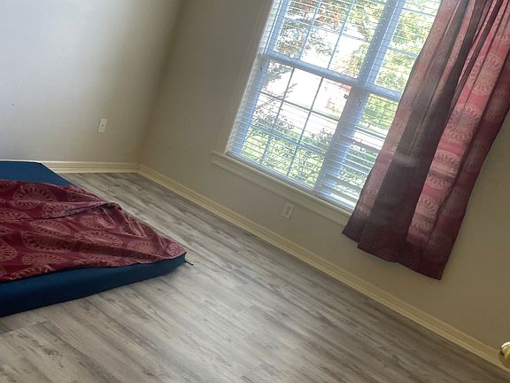 4th image of 860 Primrose Ave