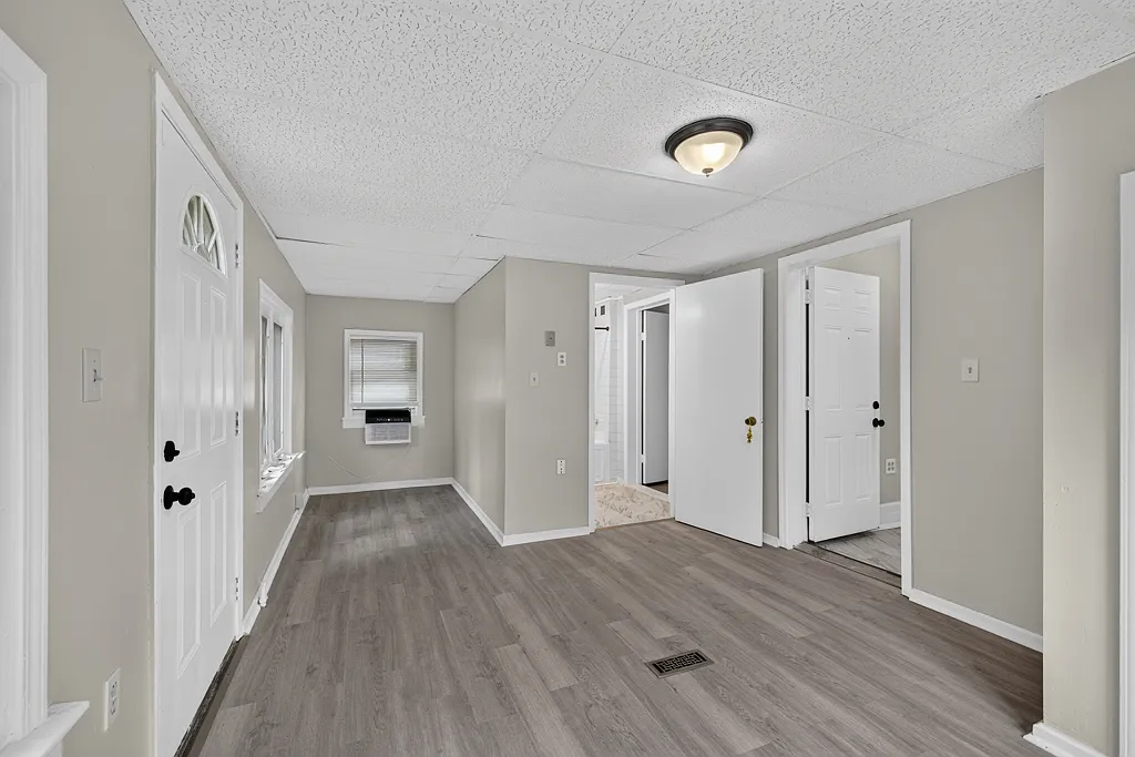 Spacious & Updated 3-Bedroom Ground-Floor Residence — Photo 4