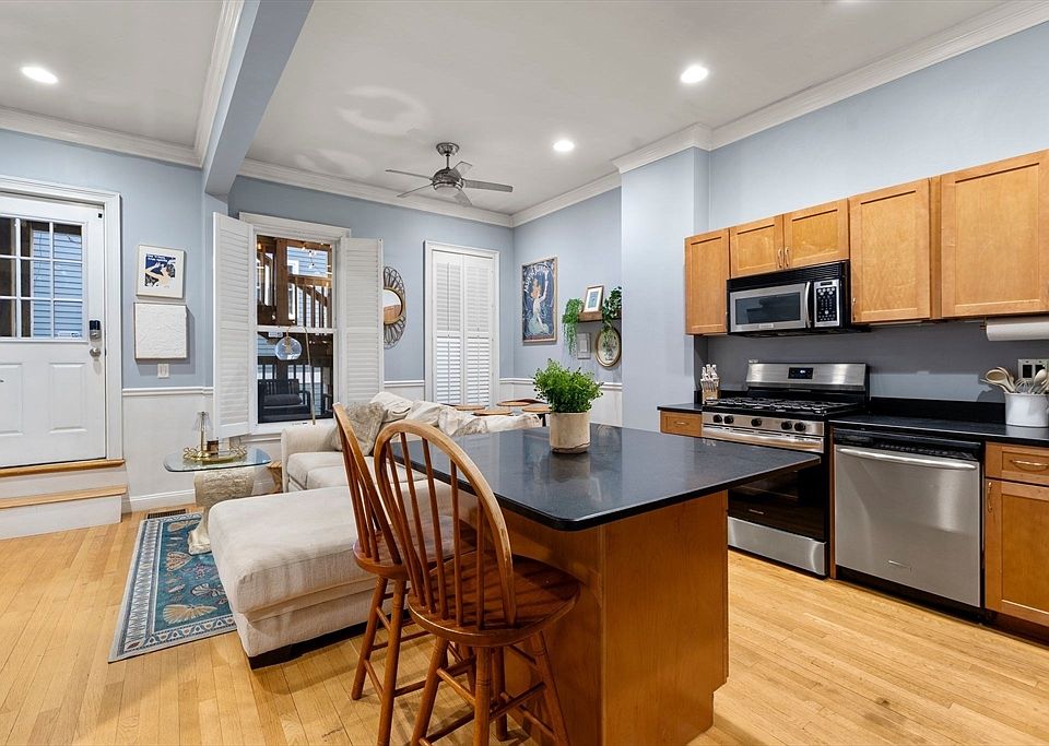 1st image of 691 E 8th St #1
