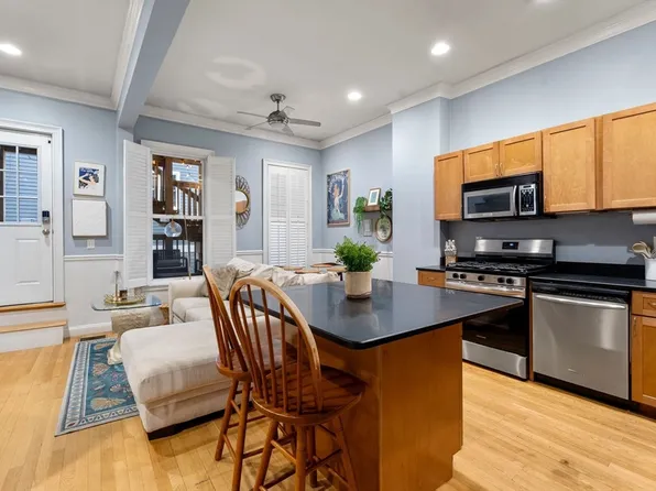 691 E 8th St #1, South Boston, MA 02127