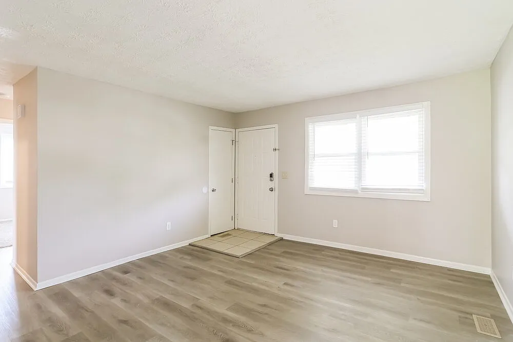 3 bed, 1.0 bath, 952 sqft, $1,840 — Photo 4