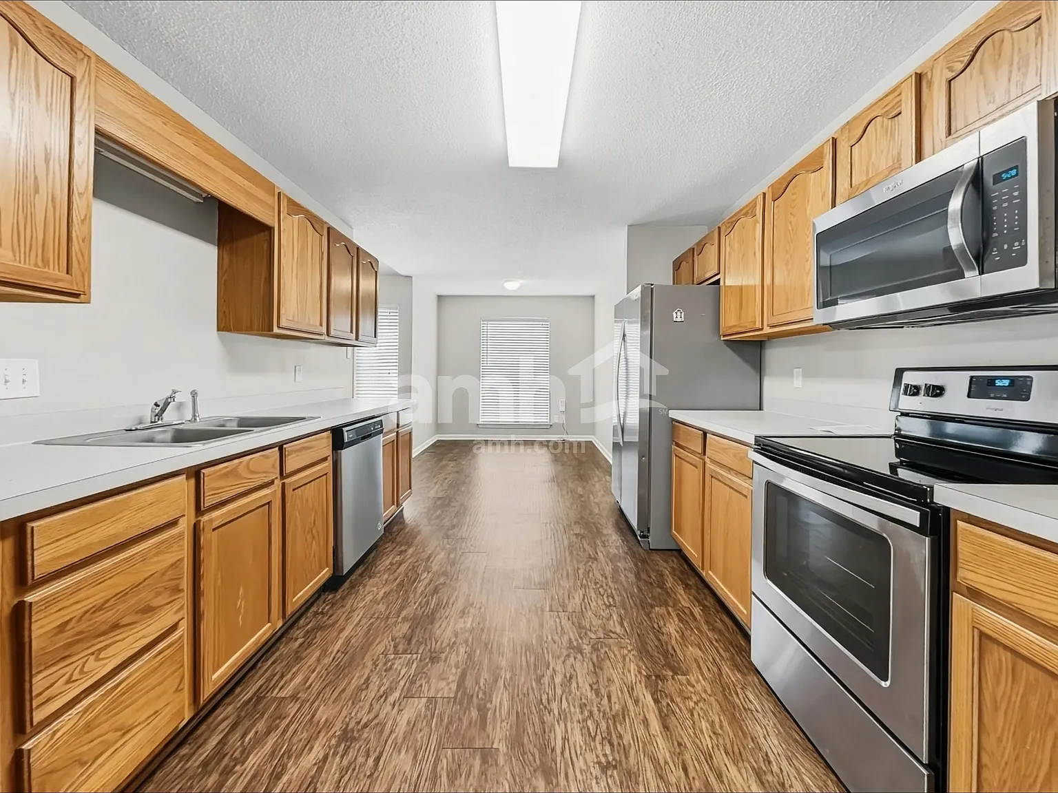 3 bed, 2.0 bath, 1619 sqft, $2,220 — Photo 3