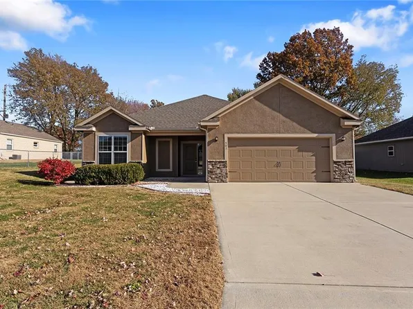 503 SW Station St, Oak Grove, MO 64075