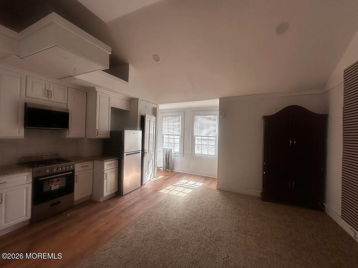 Studio, 400 sqft, $1,695 — Photo 3