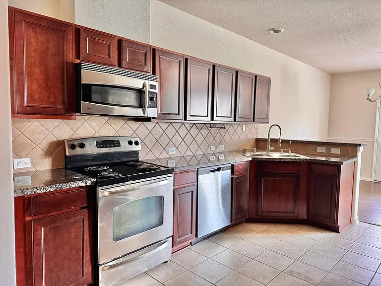 3947 Calgary Cir — Photo 11