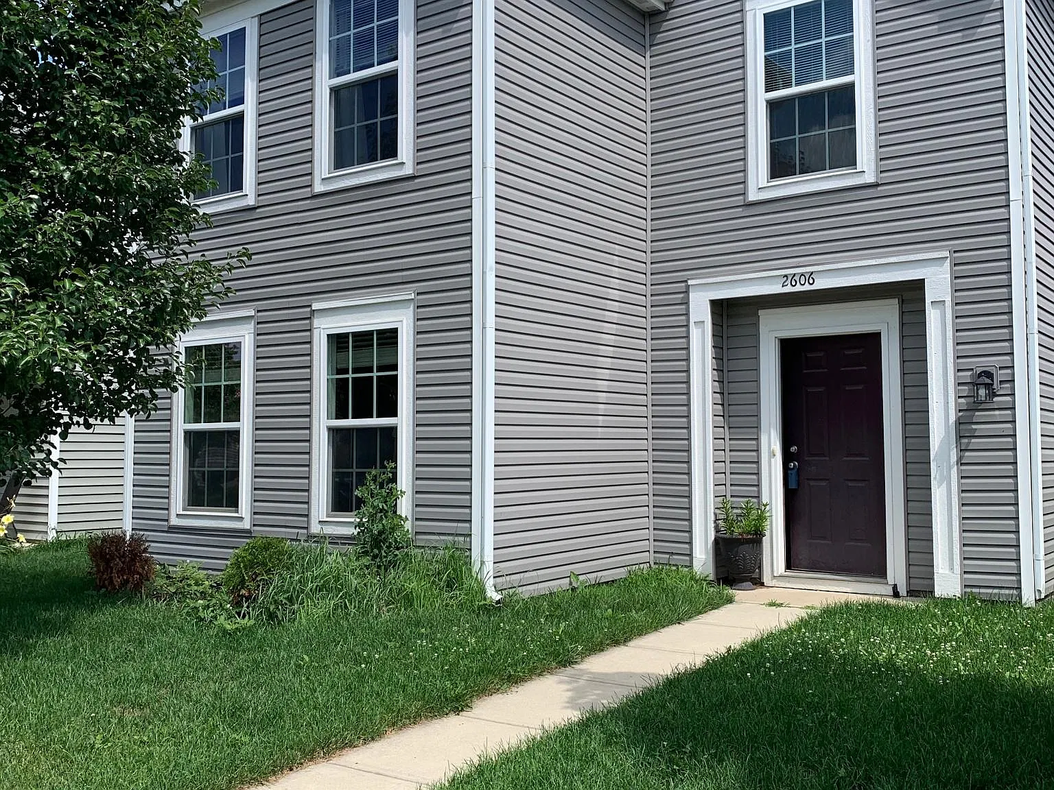 4 bed, 2.5 bath, 1969 sqft, $1,740 — Photo 1