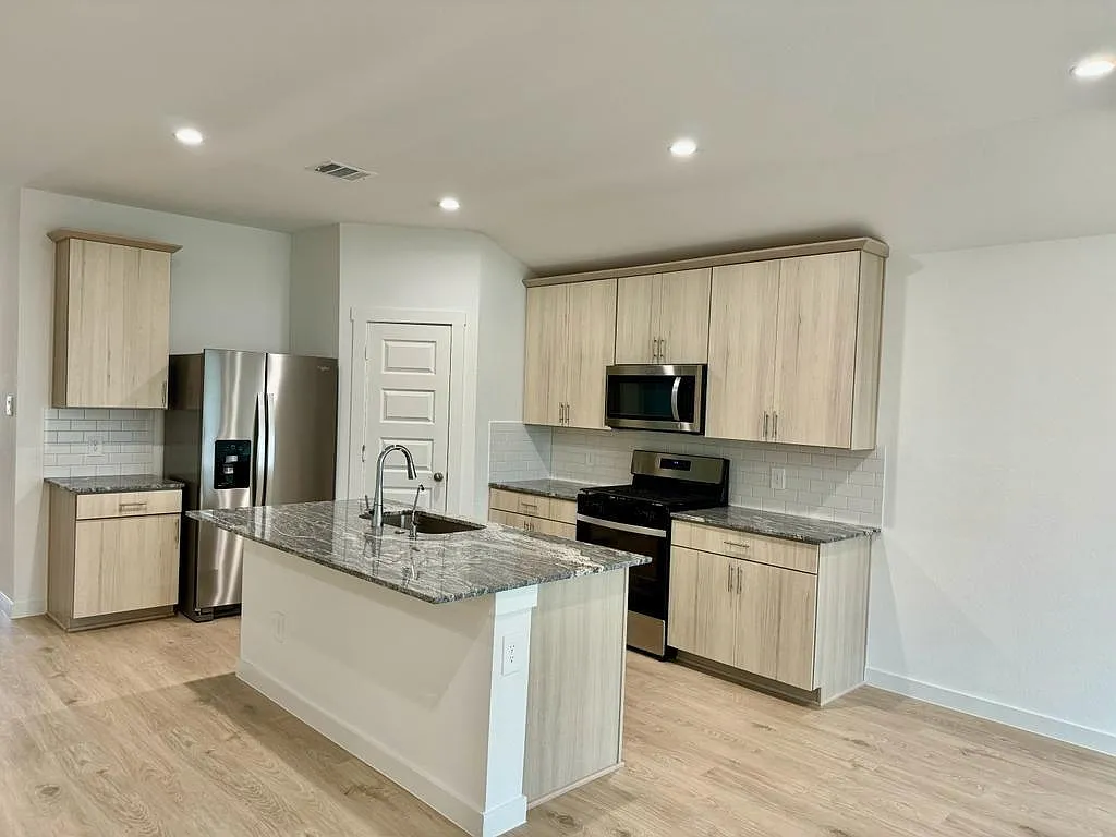 4 bed, 2.5 bath, 1868 sqft, $2,400 — Photo 4