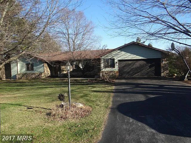 450 Larkspur Ln photo 1