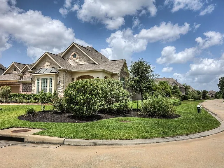 154 W Hullwood Ct — Photo 3