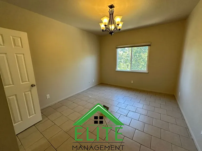 129 W Oak St #4 — Photo 12