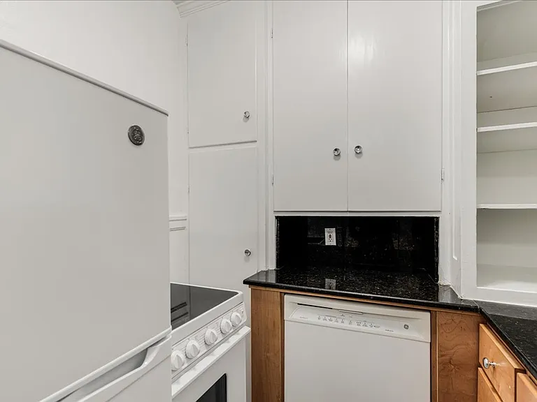 Palace Court Apartments — Photo 14
