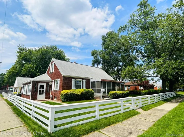 25777 Cubberness St, Saint Clair Shores, MI 48081