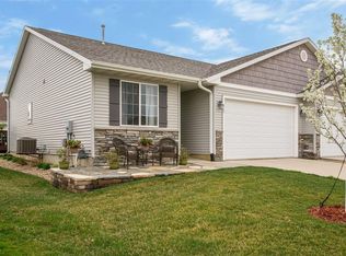 265 Ridgewood Dr, Hiawatha, IA 52233