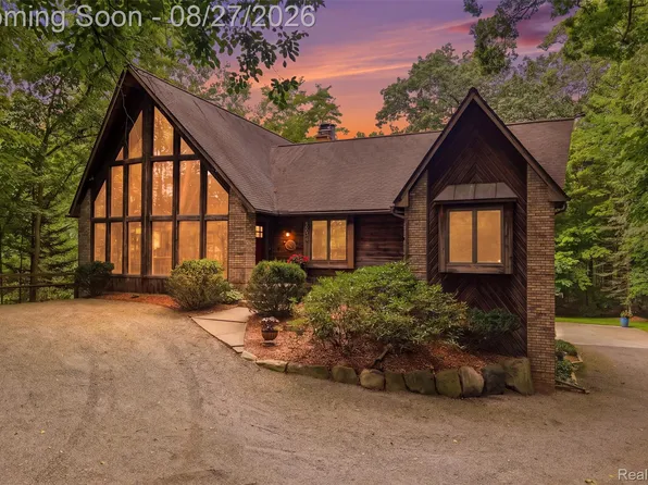 8984 Peer Rd, South Lyon, MI 48178