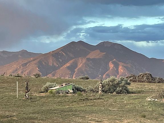 Fabulouse Taos Mountain views from the backyard!