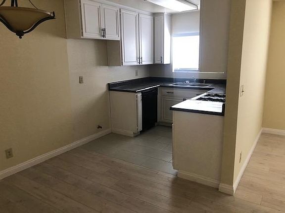 4th image of 12151 Moorpark St #203