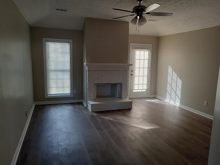 1000 Wehring Ln — Photo 3