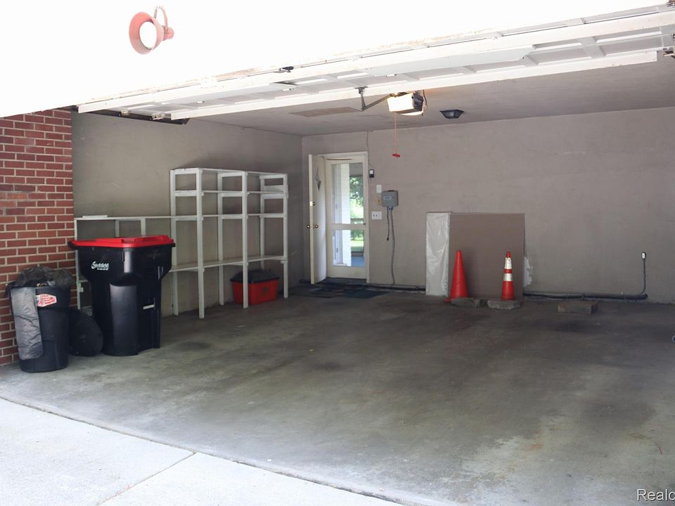 18147 Melrose Ave, photo 2