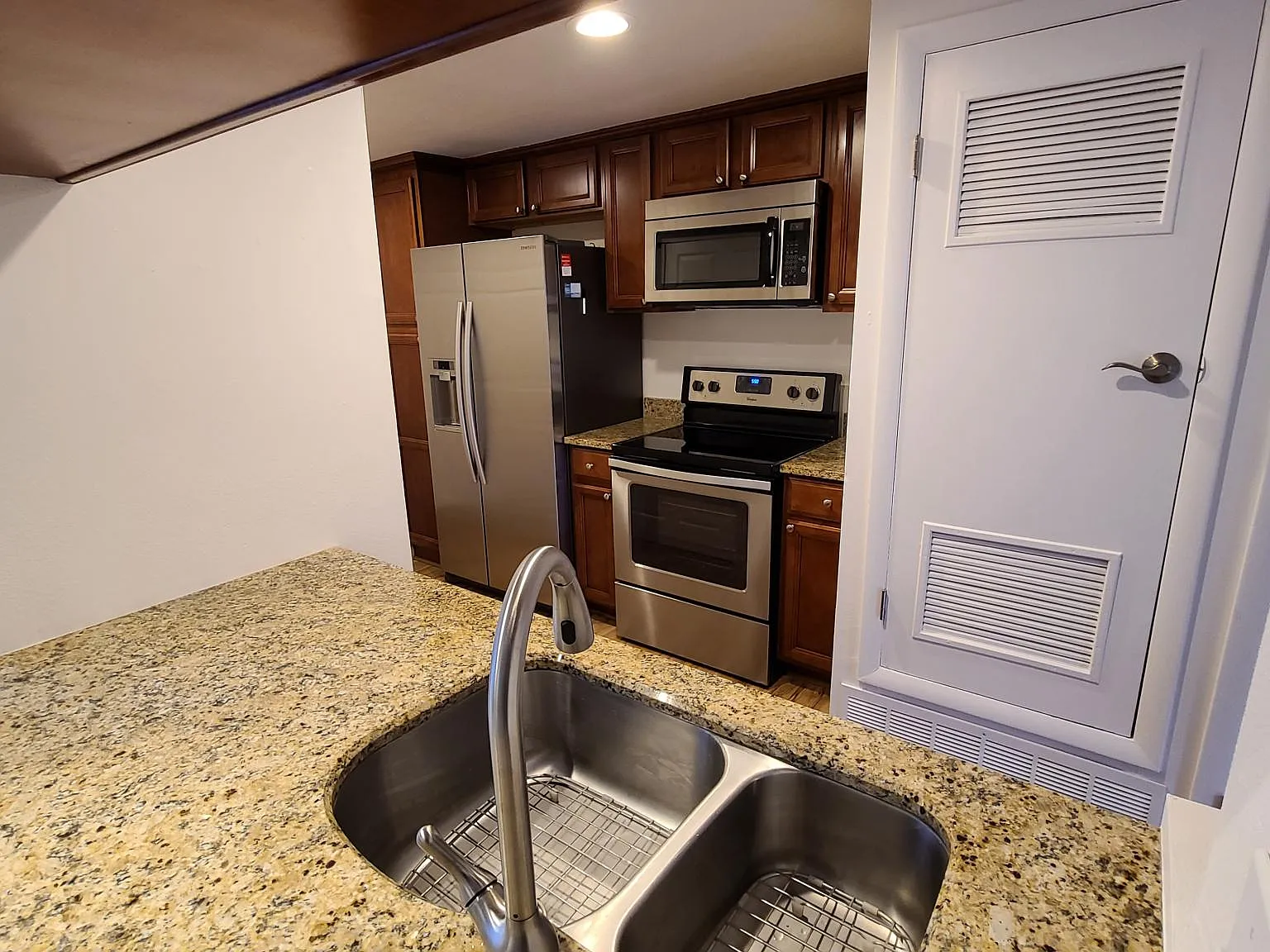 2 bed, 1034 sqft, $2,300 — Photo 4