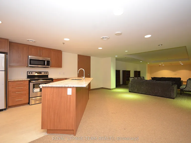 242 Rideau St #404 — Photo 37