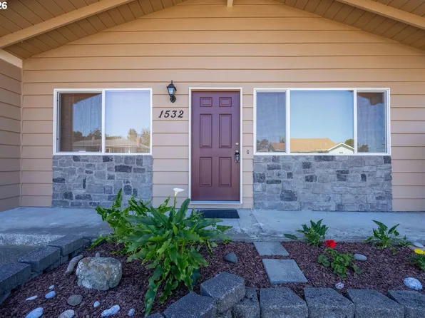 1532 Johnson St, North Bend, OR 97459