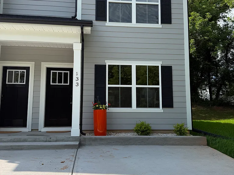 133 8th Avenue Dr SE — Photo 1