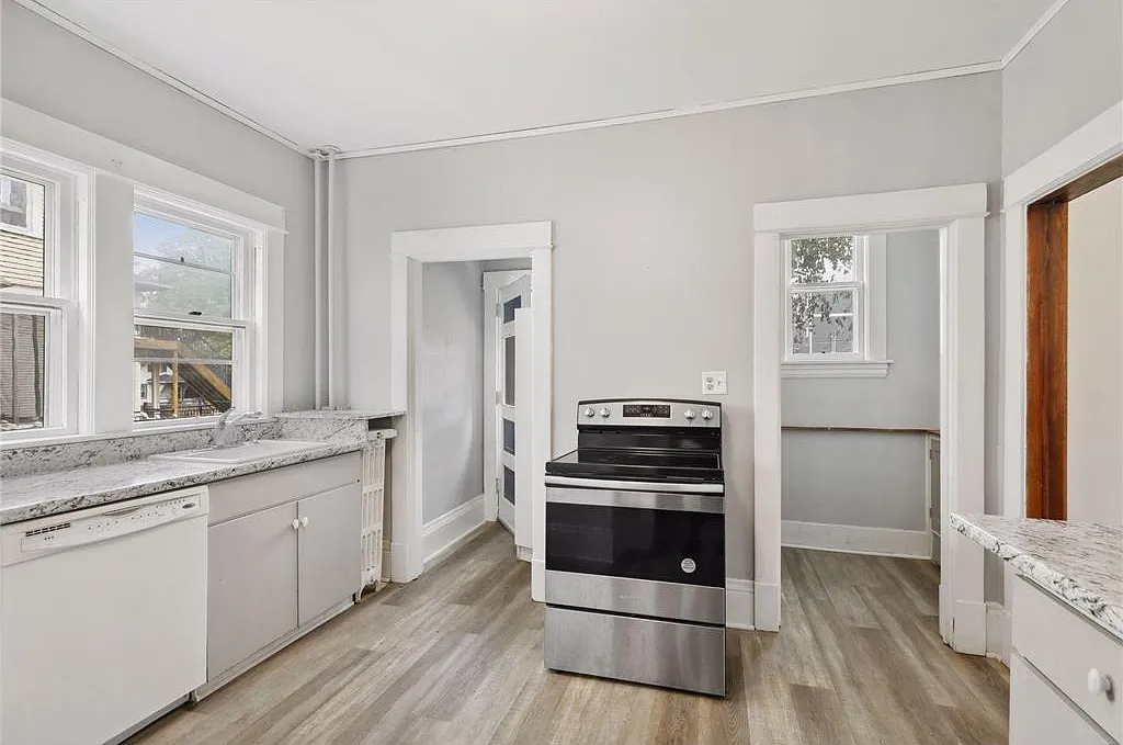 6 bed, 3019 sqft, $3,750 — Photo 3